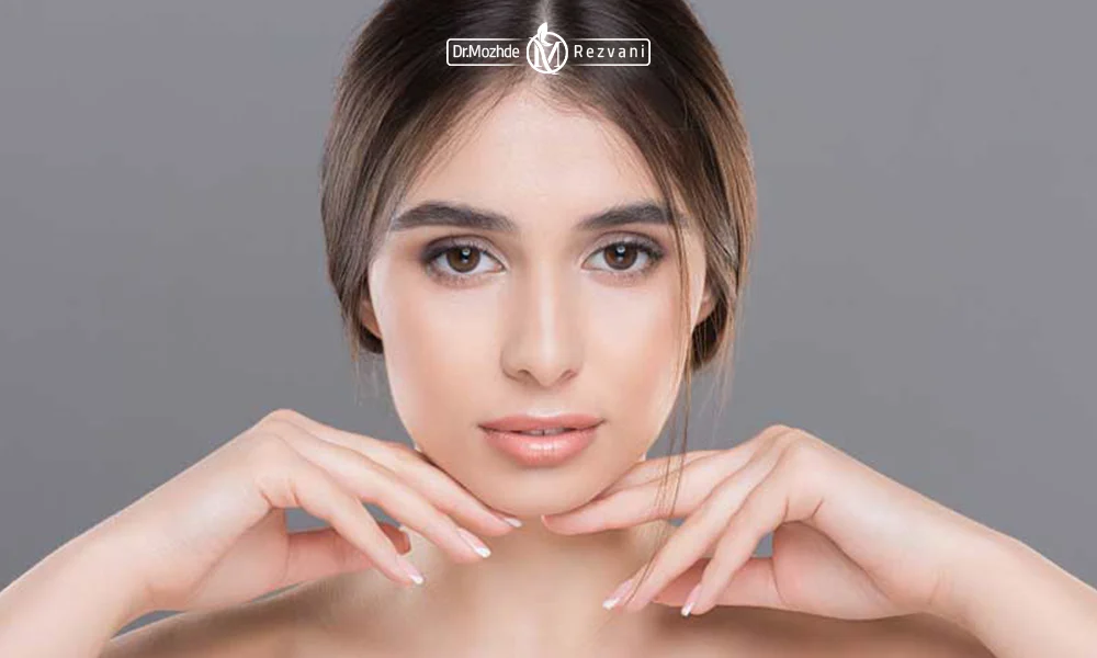 خانمی که لیپوساکشن غبغب انجام داده است