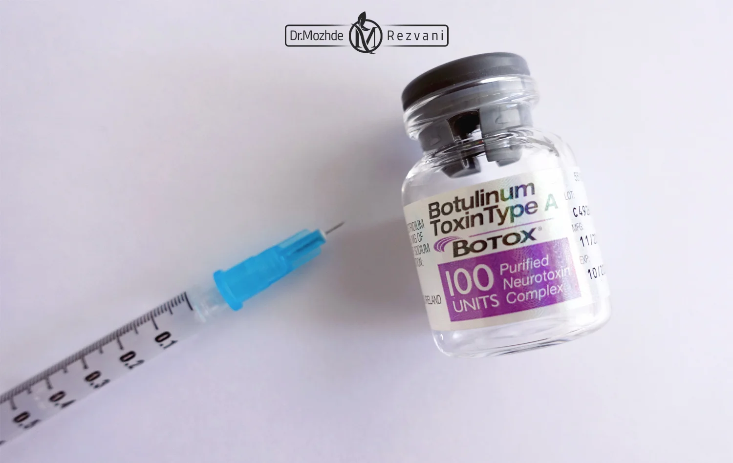 تصویر ویال بوتاکس در کنار سرنگ که بر روی سطح در کنار هم قرار گرفته است