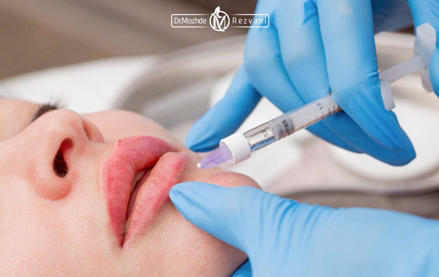 خانم بارداری در حال تزریق ژل لب در کلینیک