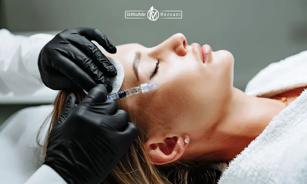 تزریق فیلر گونه برای خانمی که روی تخت دراز کشیده است