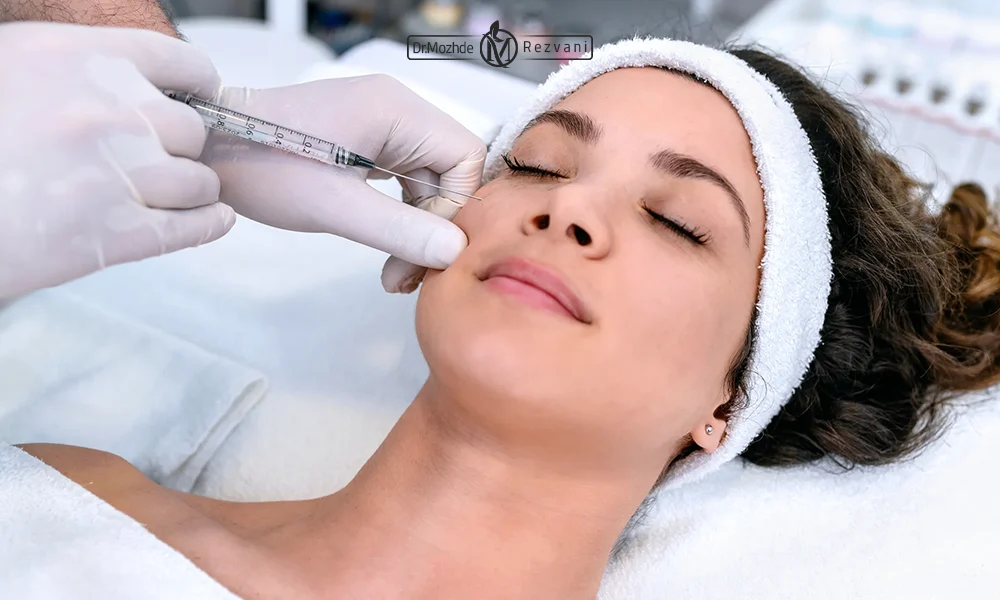 تزریق فیلر گونه برای خانمی که روی تخت دراز کشیده است