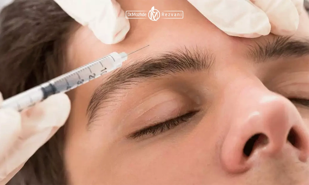 پزشک در حال تزریق سرنگ بوتاکس به ناحیه بالای ابروی مراجعه کننده مرد - تزریق بوتاکس برای درمان میگرن