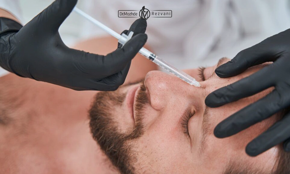 آقایی که برای درمان میگرن خود در حال تزریق بوتاکس به پیشانی خود است | درمان میگرن با بوتاکس