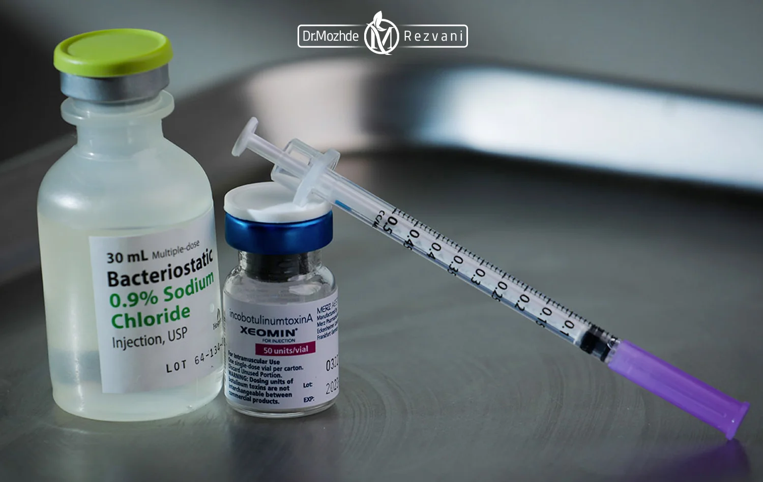 عکس ویال بوتاکس و سرنگ در کنار ویال آب مقطر