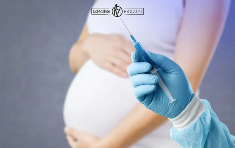 عکس زن باردار و دست یک پزشک که سرنگ بوتاکس را در دست دارد