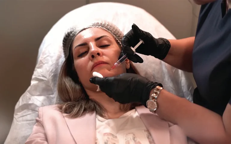 doctor injecting profhilo to the female patient's chin