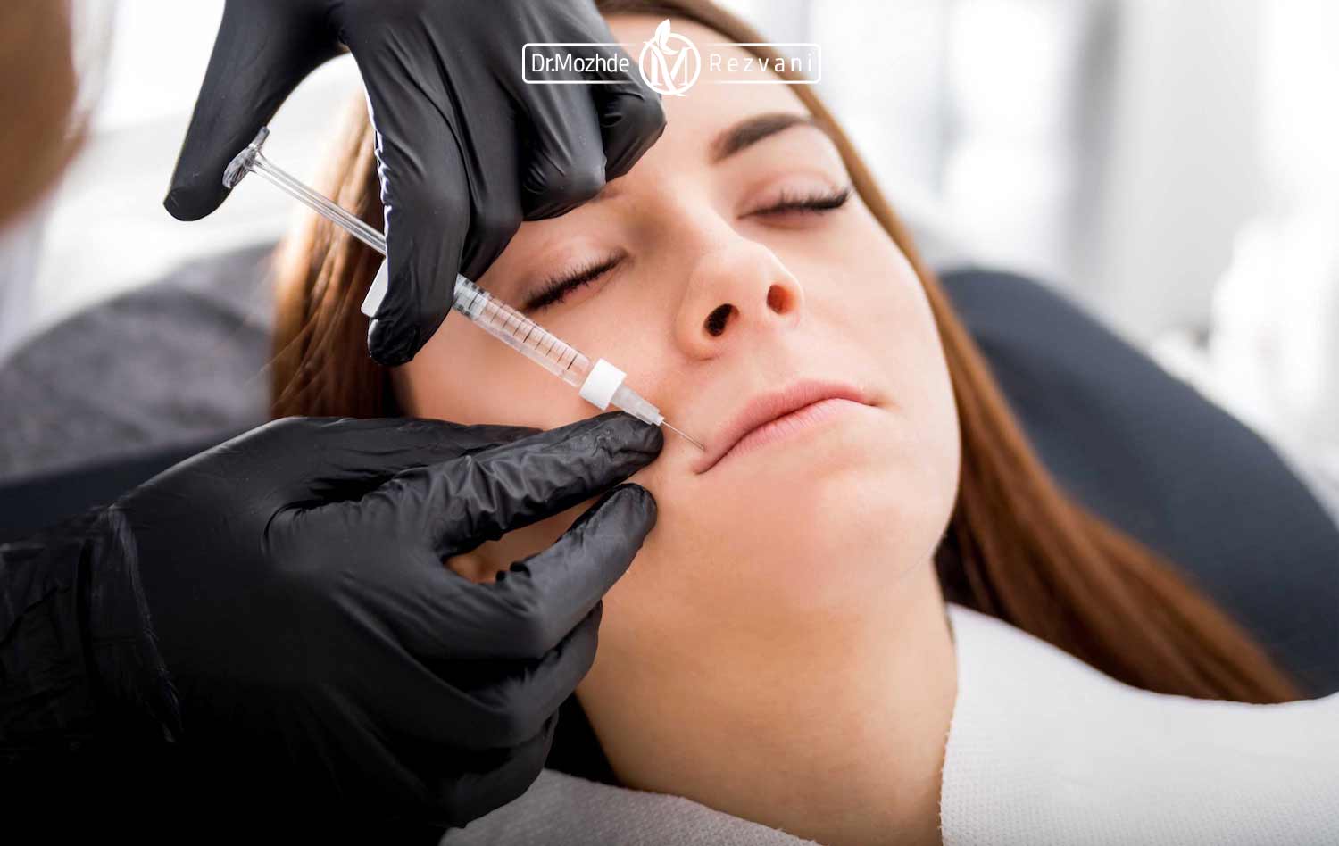 خانم باردار در حال تزریق ژل لب