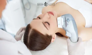 هایفوتراپی صورت یک زیباجو توسط متخصص زیبایی | مراقبت بعد از هایفوتراپی صورت