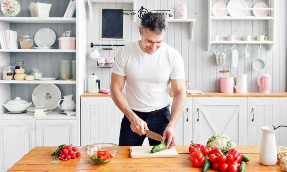 مردی که در حال آماده کردن غذای مناسب بعد از کاشت مو میباشد