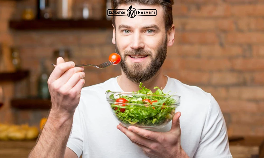 مردی در حال رعایت رژیم غذایی مناسب بعد از کاشت مو