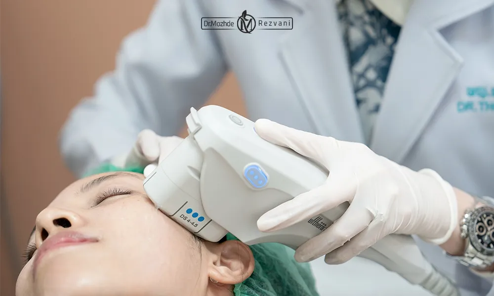 هایفوتراپی صورت خانمی که روی تخت خوابیده | افراد مناسب هایفوتراپی