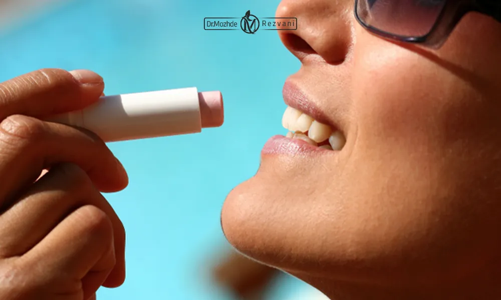 خانمی در حال استفاده از کرم ضد کبودی برای از بین بردن کبودی بعد از تزریق ژل لب