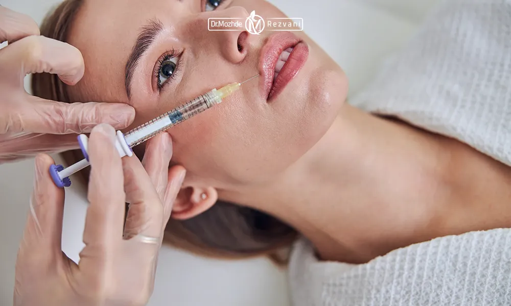 خانمی در حال تزریق ژل لب