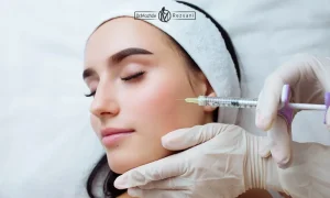 خانمی در حال تزریق پروفایلو به گونه | جلسات مورد نیاز تزریق پروفایلو