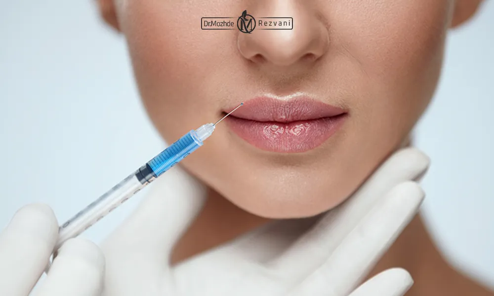 خانمی در حال تزریق فیلر به لب بالایی خود