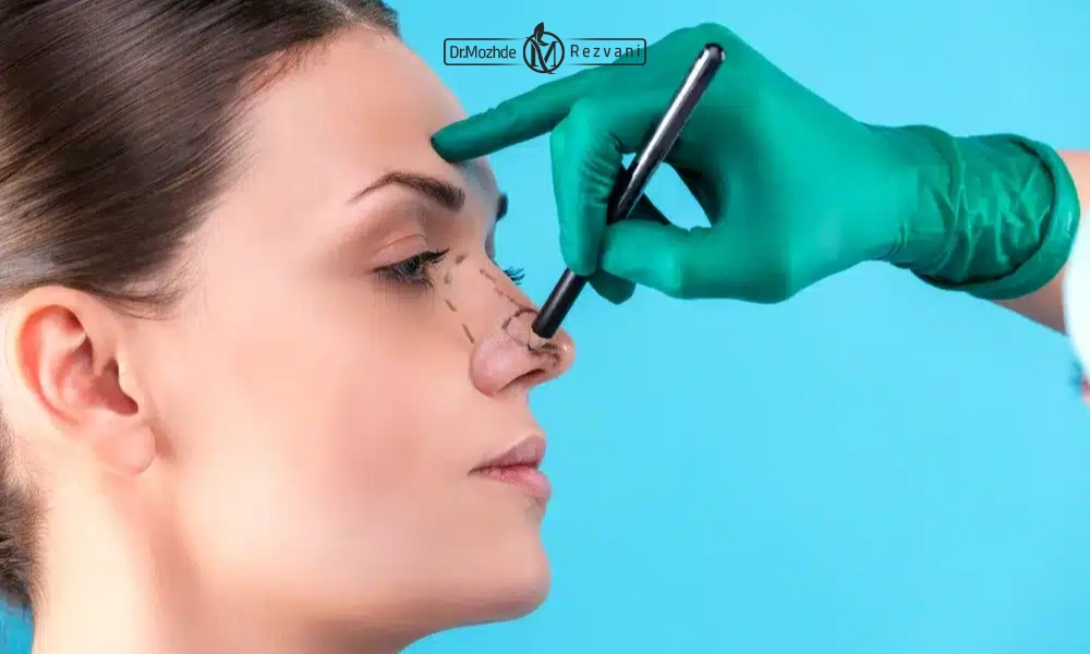 معاینه بیمار قبل از تخلیه فیلر بینی