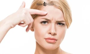 زیباجویی که میخواهد از تعداد دفعات تزریق بوتاکس اطلاع پیدا کند