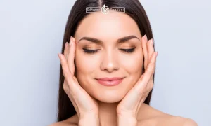 خانمی که دو دست خود را اطراف صورتش قرار داده | افزایش ماندگاری بوتاکس