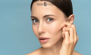 خانمی که با دو انگشت پوست گونه ی خود را میکشد | سفت شدن پوست صورت