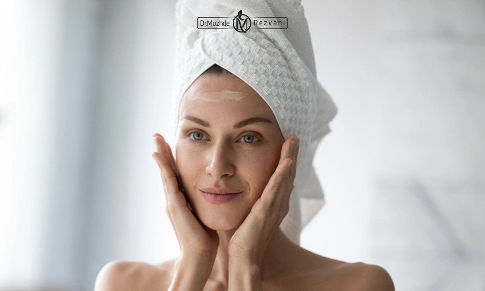 خانمی در حال استفاده از کرم مرطوب پس از شست و شو صورت در حمام | شستن صورت بعد از پروفایلو