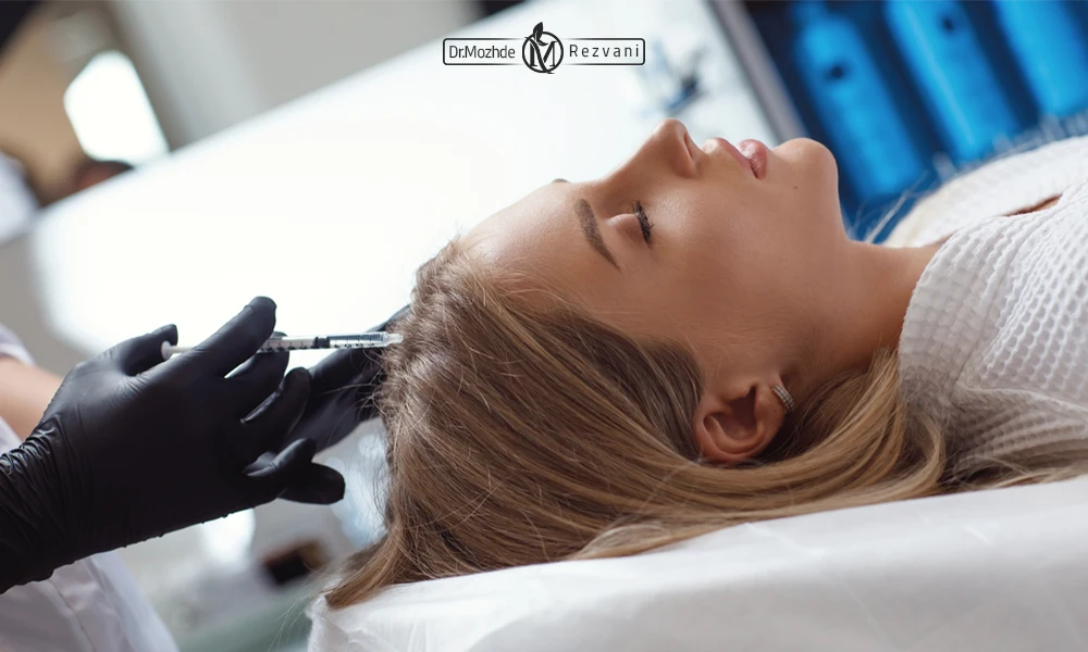 تزریق هیر فیلر مو برای یک خانم که روی تخت دراز کشیده است.