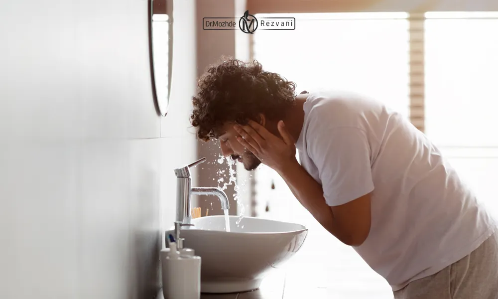 شستن صورت یک آقا بعد از تزریق بوتاکس