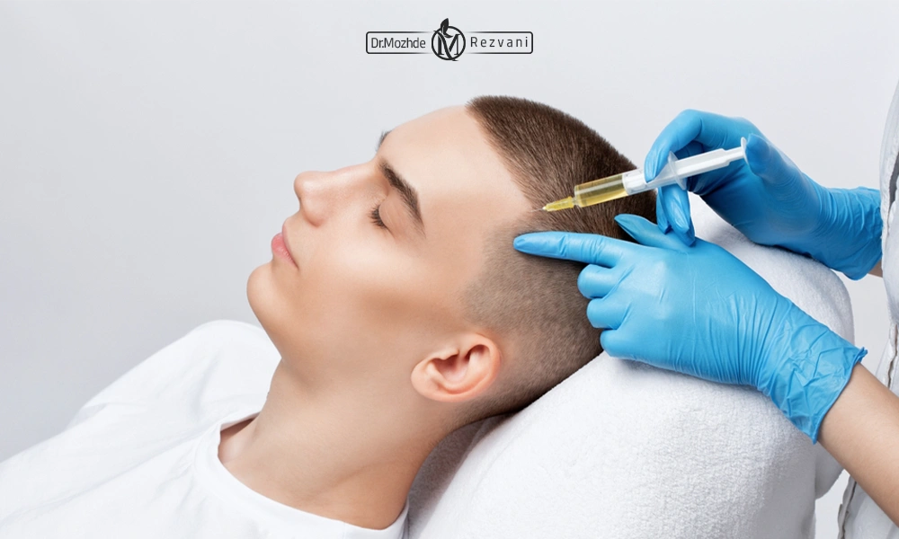 تزریق پی آر پی مو به سر یک آقا دراز کشیده روی تخت | پی آر پی مو بهتر است یا مزوتراپی ؟