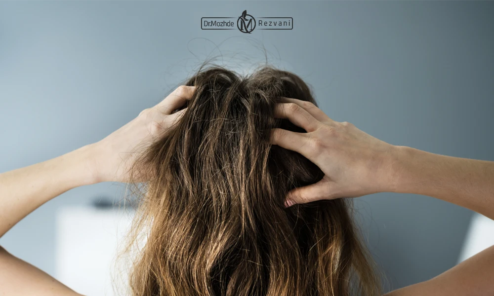 خانمی که پس از تزریق هیر فیلر سر خود را می خاراند. | ماندگاری هیر فیلر 