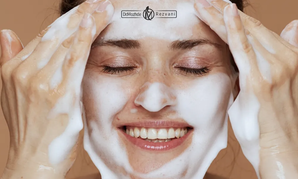 خانمی در حال شستن صورت خود بعد از تزریق بوتاکس