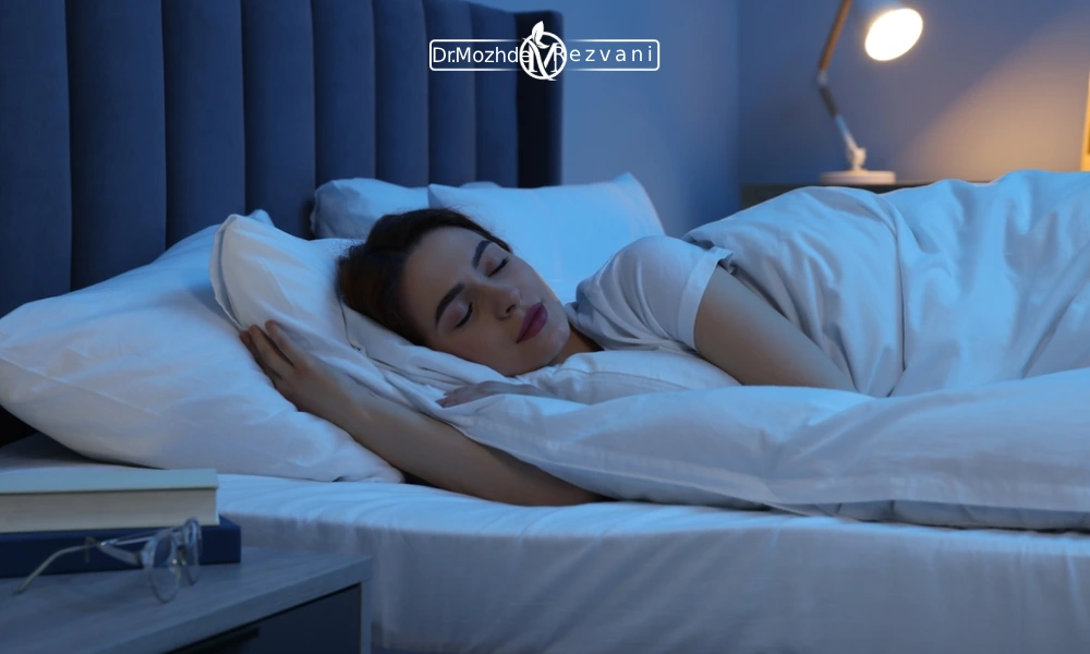 خانمی که پس از هایفوتراپی خوابیده است