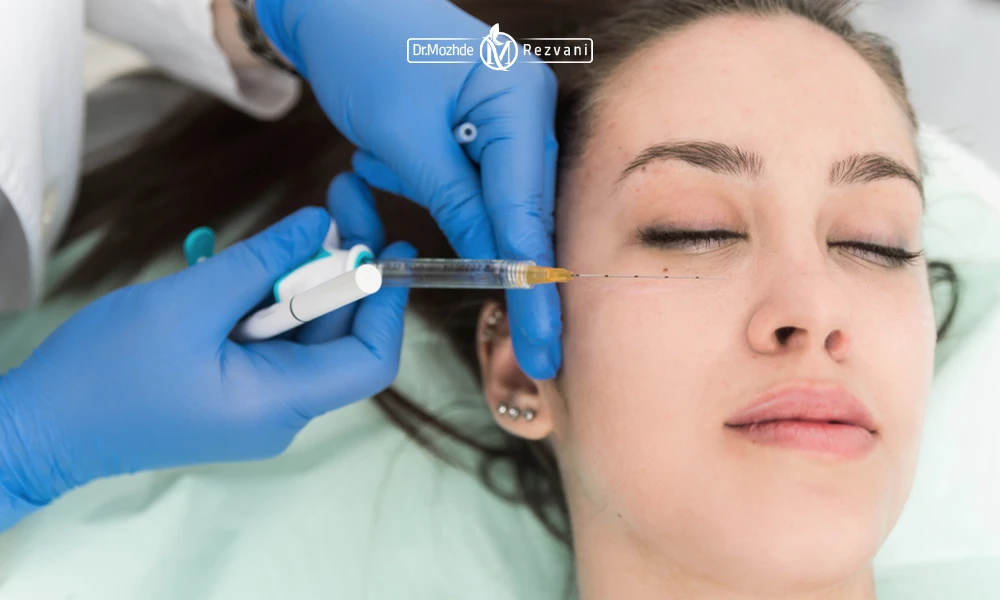 تزریق فیلر زیر چشم برای خانمی که روی تخت دراز کشیده است.