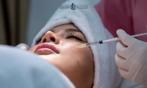 تزریق فیلر برای یک خانم با کلاه سفید و حالت دراز کشیده