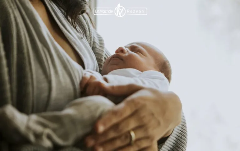 مادری که نوزاد خود را بغل کرده - تزریق فیلر زیر چشم در دوران شیردهی